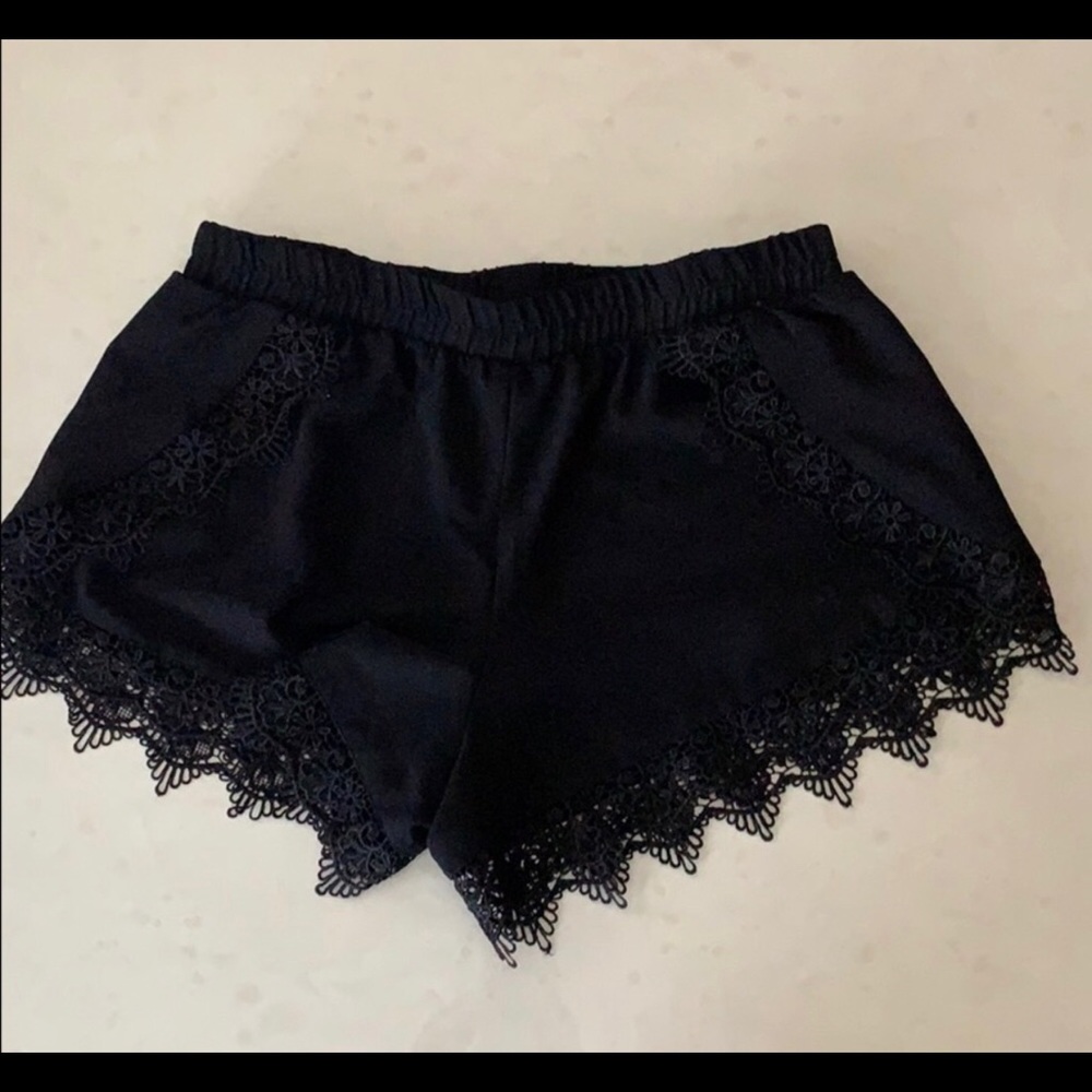 🎀 3/$20 Black eyelet detail shorts - Size M